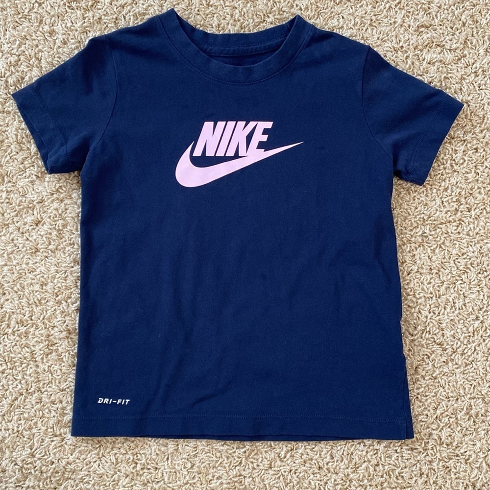 Nike | Navy Tee and Gray Shorts Set - Picture 2 of 10